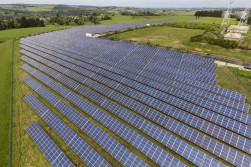 Photographie d'un parc de panneaux photovoltaïque