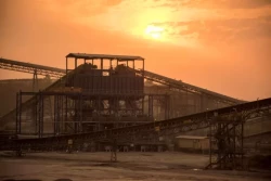 Photographie d'un lieu industriel en plein air au coucher de soleil 