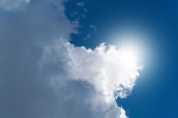 Photographie d'une ville illuminée vue du ciel