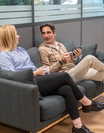 Calibsun-a-propos-employes-qui-discutent-en-pause